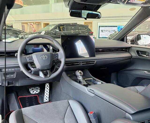 Салон китайской Camry 85 после обновления: прямая передняя панель и экран 15,6 дюйма